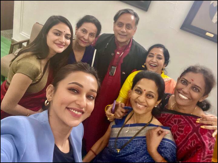 Shashi Tharoor Selfie Controversy:  Shashi Tharoor selfie with women MPs creat Controversy, MP Apologises Selfie Controversy: महिला सांसदों के साथ सेल्फी शेयर कर घिरे शशि थरूर, विवाद के बाद मांगी माफी