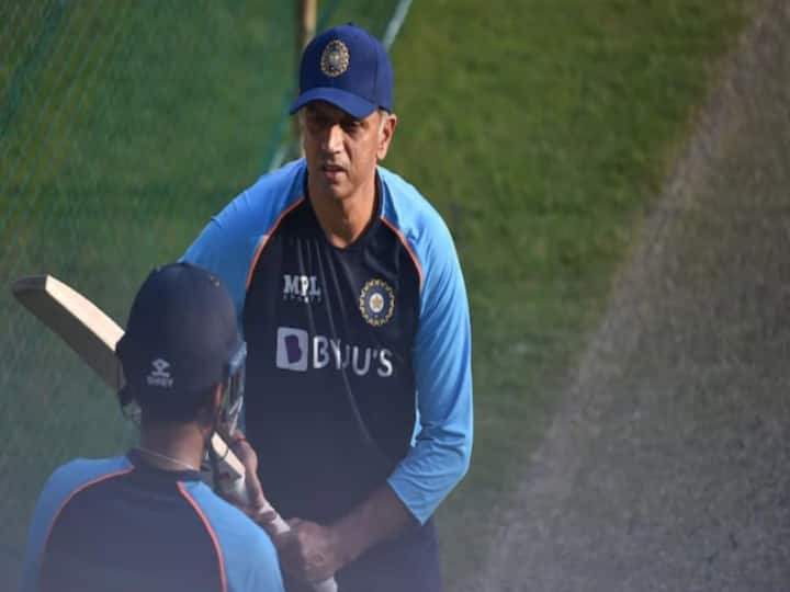 ind vs nz rahul dravid gives rs 35000 to groundsmen for preparing sporting pitch Ind vs NZ: कानपुर टेस्ट ड्रॉ होने के बाद Rahul Dravid ने जीता दिल, इनका किया सम्मान