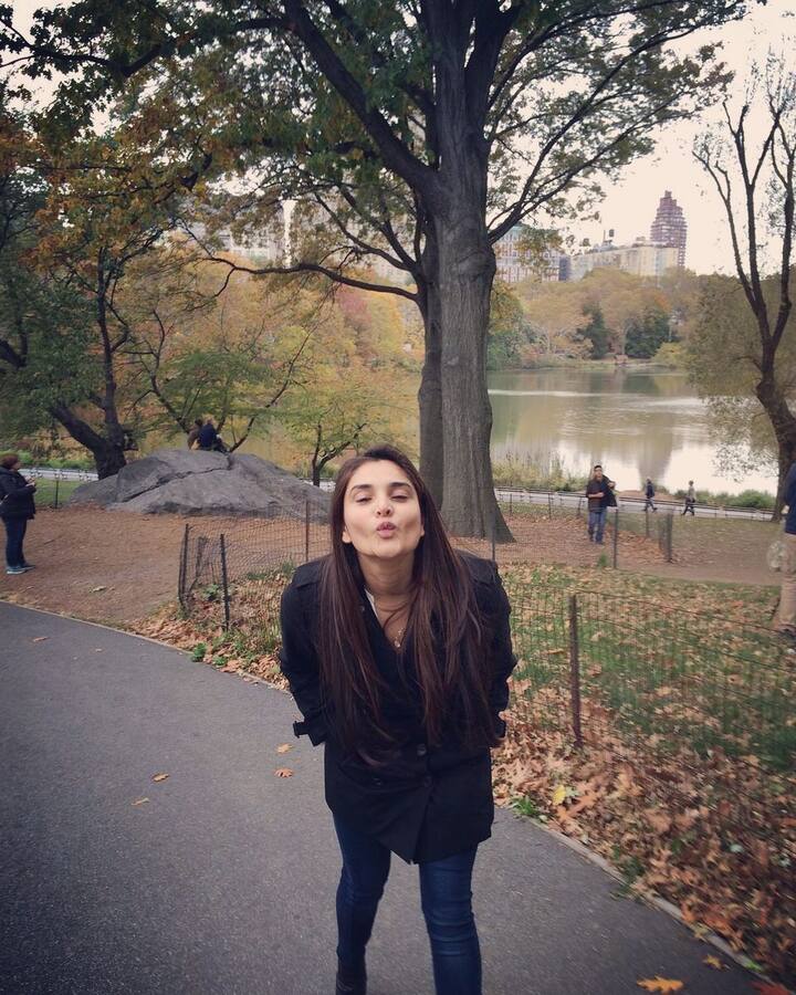 ఆమె పుట్టిన రోజు నవంబర్ 29న. బెంగుళూరులో జన్మించిన రమ్య చదువు మాత్రం ఊటీ, చెన్నైలలో కొనసాగింది.  (Image credit: divyaspandana/Instagram)