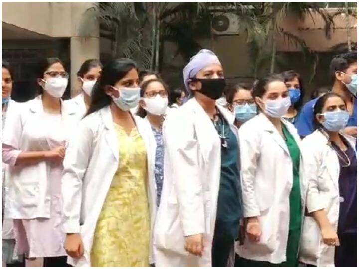 Indore Doctors Strike: इंदौर में भी जूनियर डॉक्टर्स ने की हड़ताल, नीट पीजी काउंसलिंग में देरी का किया विरोध Indore Doctors Strike OPD affected from MY Hospital juda protested in campus ANN Indore Doctors Strike: इंदौर में भी जूनियर डॉक्टर्स ने की हड़ताल, नीट पीजी काउंसलिंग में देरी का किया विरोध