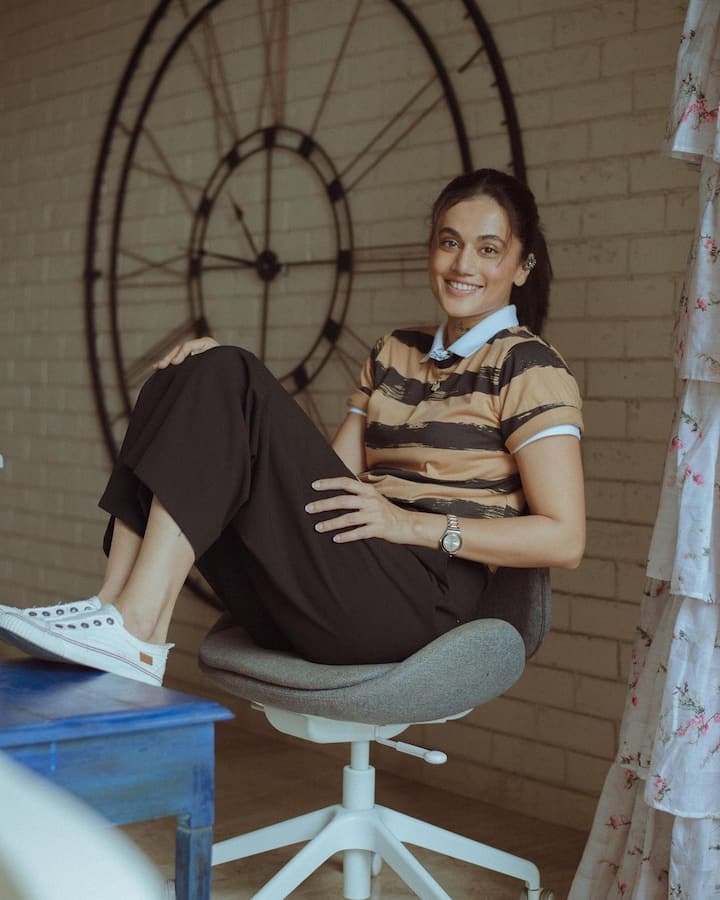 दिल्लीतील नोकरी सोडून अभिनय क्षेत्रात काम करण्याचा निर्णय तापसीने घेतला. तापसीने 'चष्मे बद्दूर' या चित्रपटामधून बॉलिवूडमध्ये पदार्पण केले. (Instagram/Taapsee Pannu)