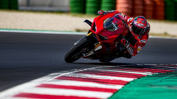 2022 Ducati Panigale V4 का इंजन अब 3,000 आरपीएम पर 215.5 एचपी की पॉवर जनरेट करता है.