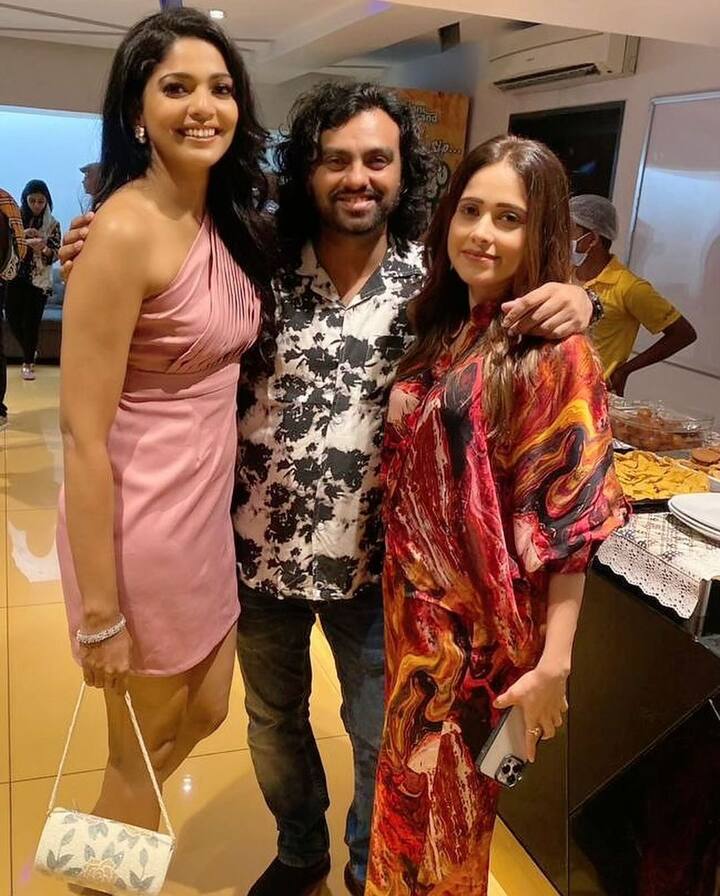 पिंक रंगाचा ऑफ शोल्डर ड्रेस आणि हातात छोटीशी हॅन्डबॅग घेऊन तिने लूक पूर्ण केलाय (@iampoojasawant/Instagram).