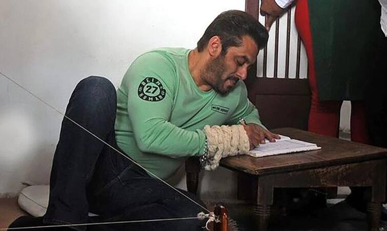 Salman Khan visits Sabarmati Ashram to promote Antim Salman Khan visits Sabarmati Ashram : 'अंतिम' सिनेमाच्या प्रमोशनसाठी भाईजान थेट बापूंच्या आश्रमात, चरखा चालवत म्हणाला...