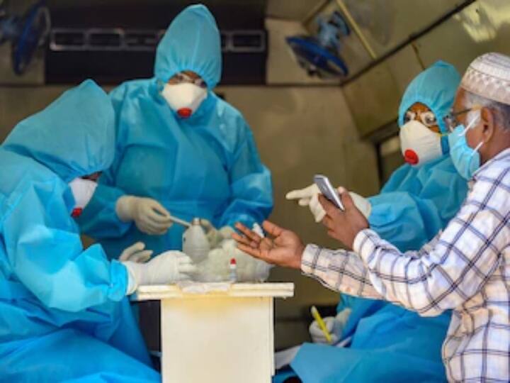 दुनियाभर में कोरोना वायरस के नए वेरिएंट को लेकर हड़कंप मचा हुआ है. भारत में भी इसे लेकर एसओपी जारी की गई है. विदेश से आने वालों की जांच की जा रही है. अभी यह साफ नहीं है कि पहली बार इसका मामला कहां आया लेकिन बताया जा रहा है कि इसका पहला मामला दक्षिण अफ्रीका में आया.