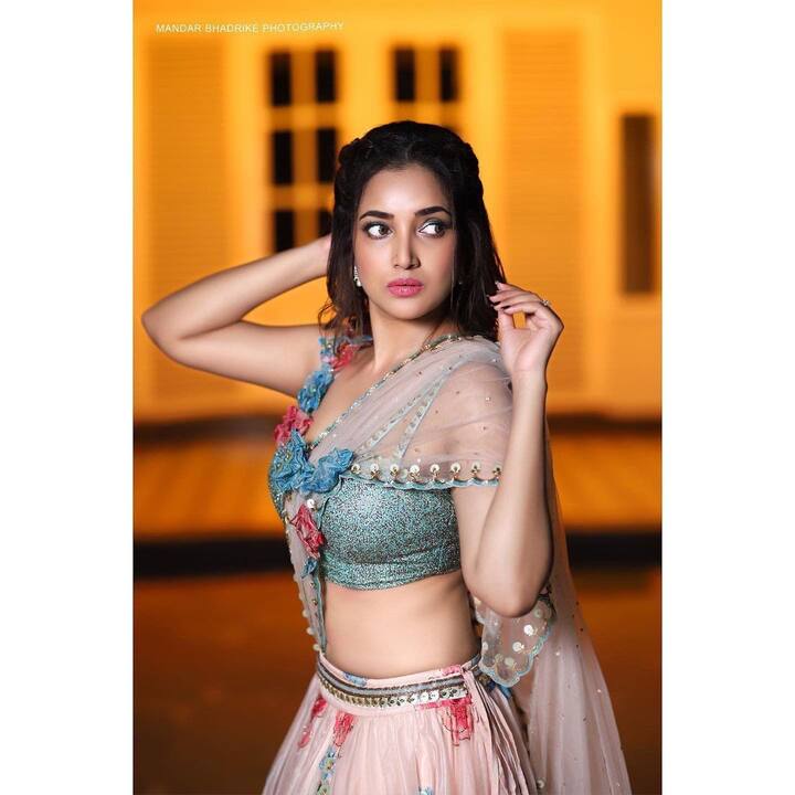 सिनेसृष्टीतील कलाकारांची सोशल मीडियावर नेहमीच चर्चा सुरु असते. टीव्ही किंवा चित्रपट सृष्टीत काम करणाऱ्या कलाकारांचे ग्लॅमरस फोटो नेहमीच व्हायरल होत असतात. यात अभिनेत्री रुपाली भोसलेचाही समावेश आहे. (Photo Instagram @rupalibhosle)