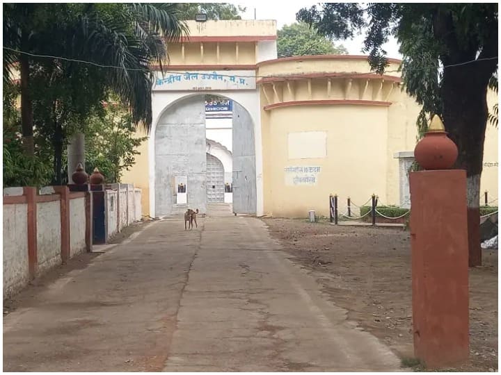 Ujjain News: उज्जैन का सेंट्रल जेल फिर सुर्खियों में, मुंह में चरस रखकर ले जाते पकड़े गए प्रहरी