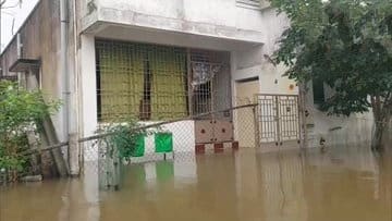 Tamil Nadu Rains: జలదిగ్బంధంలో తమిళనాడు.. 11 జిల్లాల్లో విద్యాసంస్థలకు సెలవు
