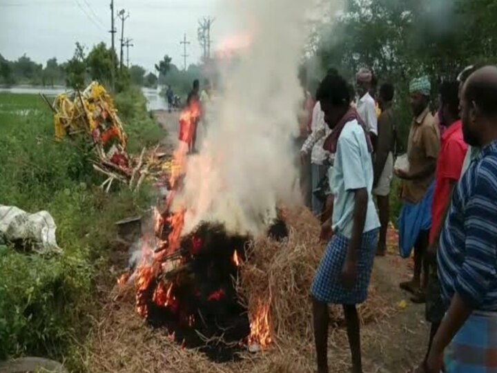 மழைநீரில்  மூழ்கிய  மயானம்.! சாலையிலேயே சடலத்தை எரித்த மக்கள்! இது கடலூர் கொடுமை!