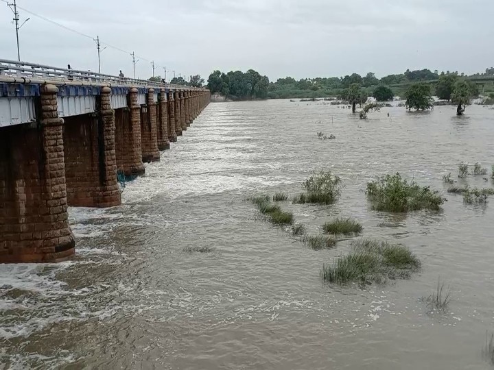 தூத்துக்குடி: ஸ்ரீவைகுண்டம் தடுப்பணையை தாண்டி வீணாக கடலில் கடக்கும் மழை நீர்