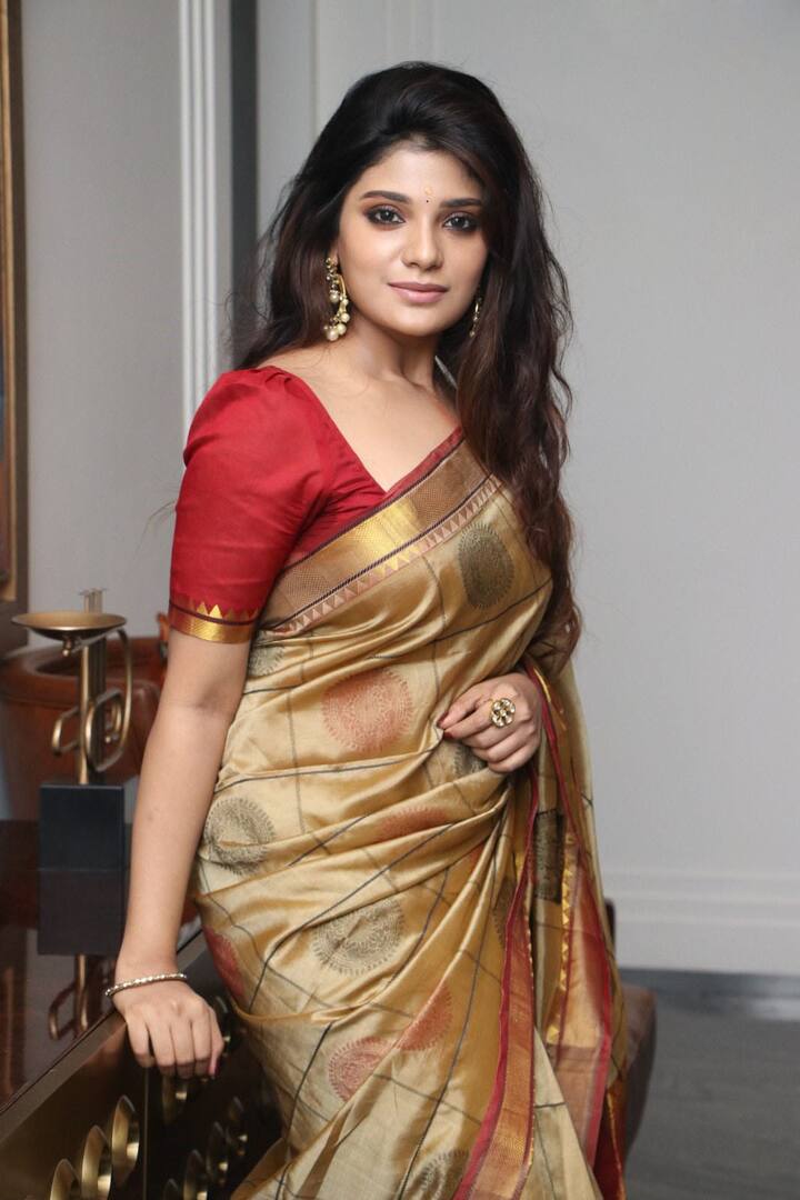இமைகளின் இடையில் நீ இமைபதை நான் தவிர்க்கிறேன் விழிகளின் வழியில் நீ உறக்கம் வந்தால் தடுக்கிறேன்