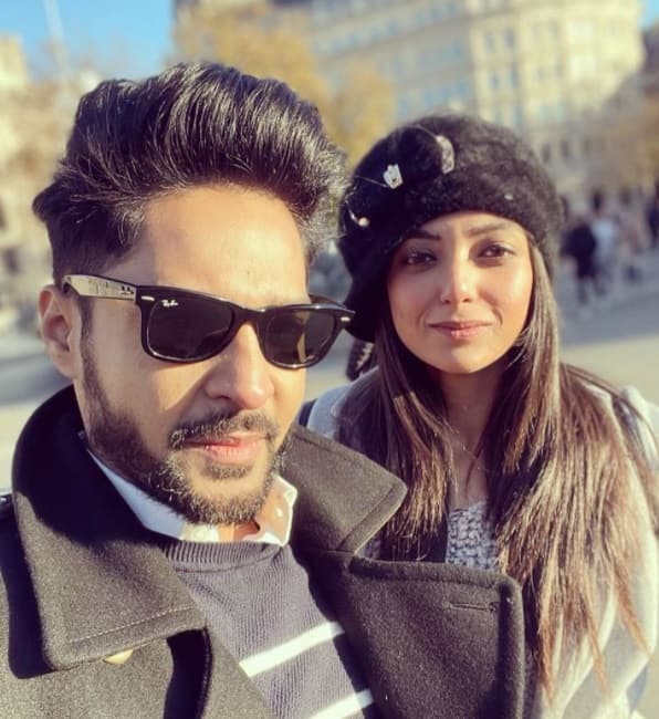 আর ঠিক ১০ দিন পরেই বিয়ের এক বছর পূর্ণ করবেন দেবলীনা গৌরব । গত বছর ৯ ডিসেম্বর চারহাত এক হয়েছিল উত্তমকুমারের পৌত্র গৌরব ও রাজনীতিক দেবাশিস কুমারের কন্যার।