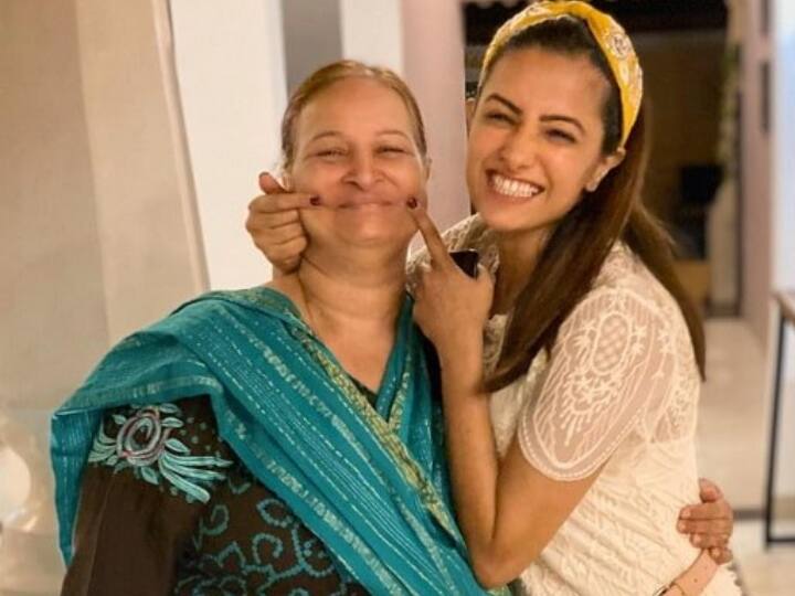 नागिन फेम एक्ट्रेस अनीता हंसदानी के भी अपनी सास के साथ बहुत अच्छे संबंध हैं. दोनों एक दूसरे का पूरा ध्यान रखती हैं.