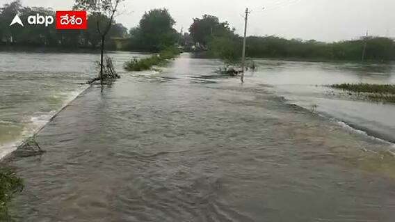 Kadapa Rains: ట్రాక్టర్ల సాయంతో గ్రామం నుండి బయటకు వస్తున్న గ్రామస్తులు