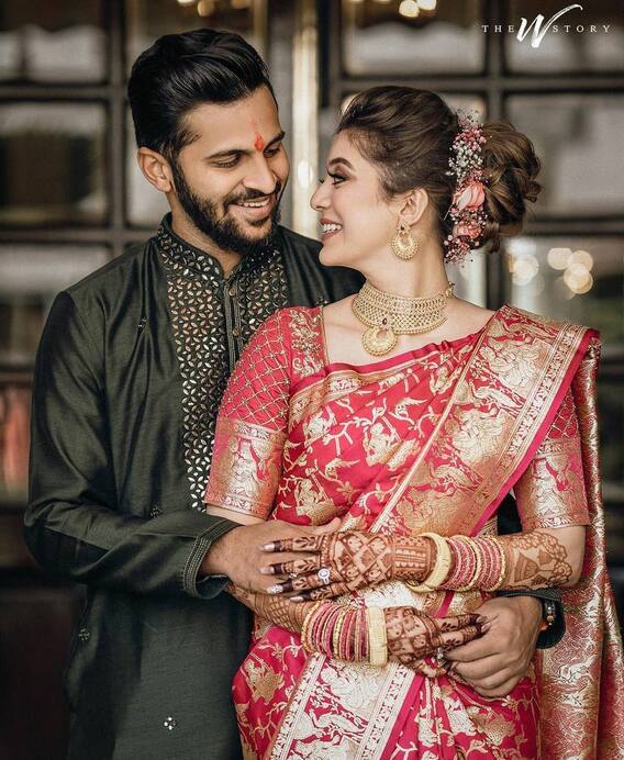 शर्दुल आणि मितालीने पारंपारिक आणि वेस्टर्न अशा दोन पद्धीतनं साखरपुडा केलाय.