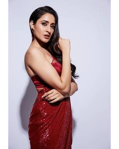 Pragya Jaiswal Photos: ఎర్ర మందారంలా కంది పోయిన అఖండ భామ ప్రగ్యా
