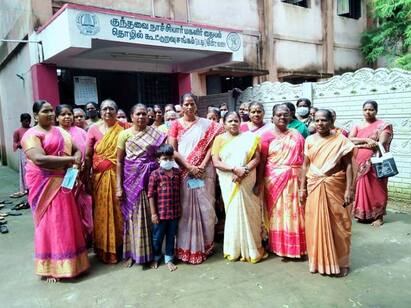 Tanjore: Women who locked up an officer who did not go on a change of job தஞ்சை: பணி மாறுதலில் செல்லாத அதிகாரியை பூட்டி சிறை வைத்த பெண்கள்