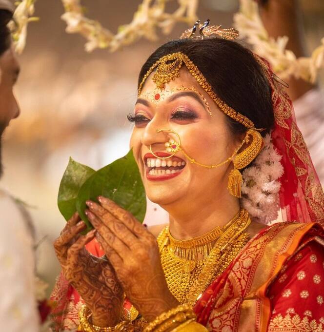 দেবলীনা ও গৌরবের বিয়ে এক কথায় উৎসব। নানা সাজে তাঁরা ধরা দেন বিয়ে থেকে রিসেপশনে।