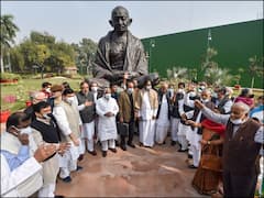 MPs Suspension Issue: सांसदों के निलंबन के मुद्दे पर कांग्रेस के साथ आई TMC, गांधी मूर्ति के पास विपक्ष संग किया प्रदर्शन