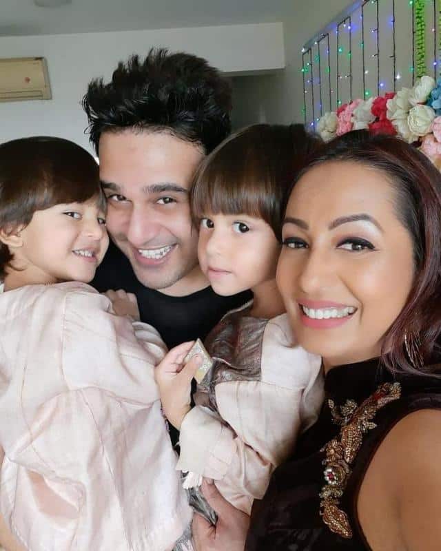 कृष्णा अभिषेक: कॉमेडियन कृष्णा अभिषेक की शादी कश्मीरा शाह से हुई है जो पेशे से एक्टर और फिल्ममेकर हैं. मीडिया रिपोर्ट्स के अनुसार, इन दोनों को साल 2006 में आई फिल्म ‘और पप्पू पास हो गया’ की शूटिंग के दौरान प्यार हो गया था. खबरों की मानें तो साल 2013 में इन्होंने गुपचुप शादी कर ली थी.