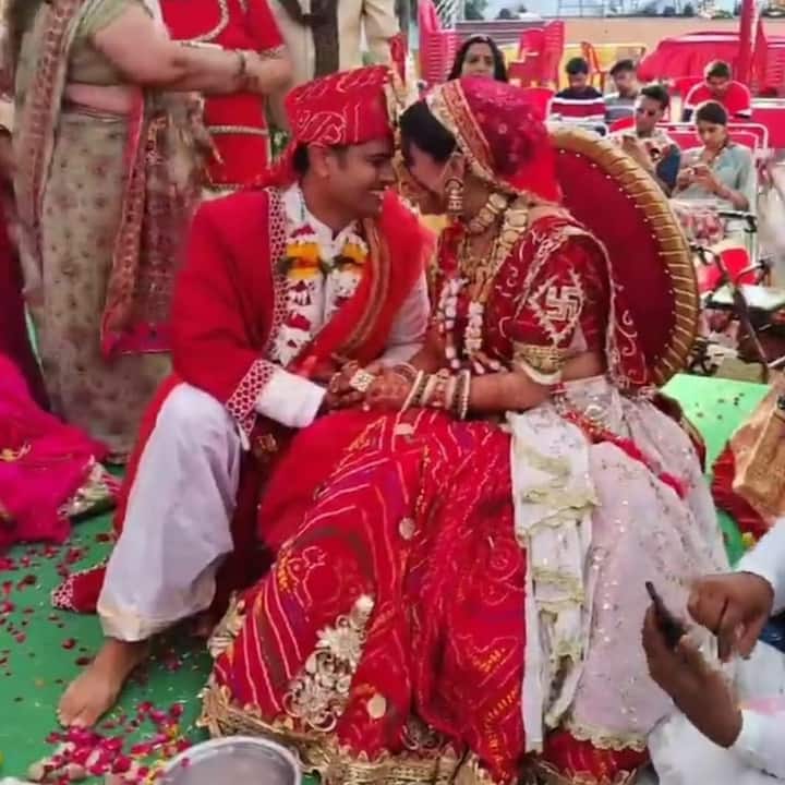 Both Neil Bhatt and Aishwarya Sharma can be seen sharing the screen space together in the TV series ‘Ghum Hai Kisikey Pyaar Meiin’ where Neil portrays the character of ACP Virat Chavan and Aishwarya plays the role of Pakhi. (Image courtesy – Instagram)