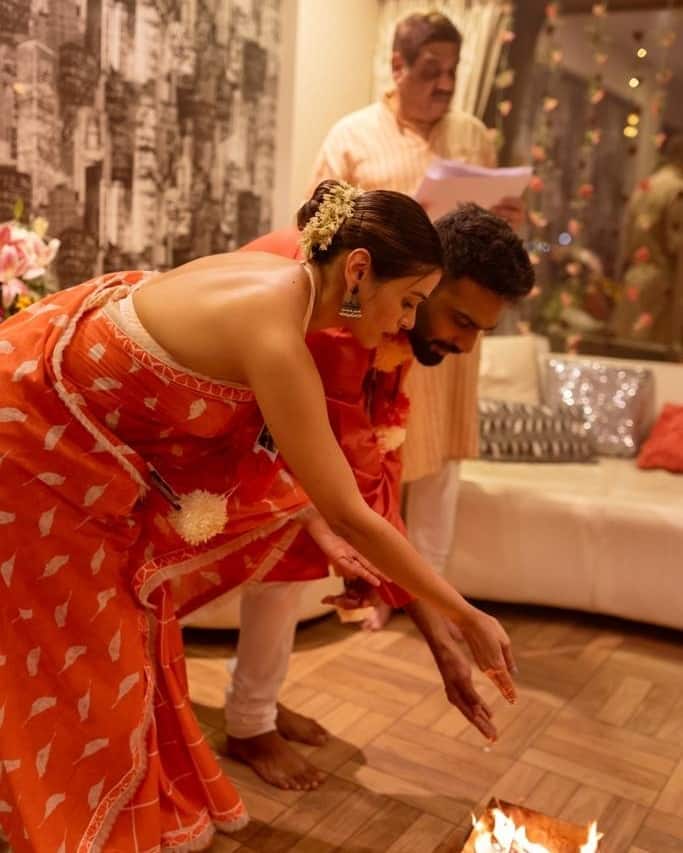 शामली और फरहान की ये तस्वीरें सोशल मीडिया पर काफी तेजी से वायरल हो रही हैं. फैंस इस कपल को शादी के लिए खूब बधाईयां दे रहे हैं.