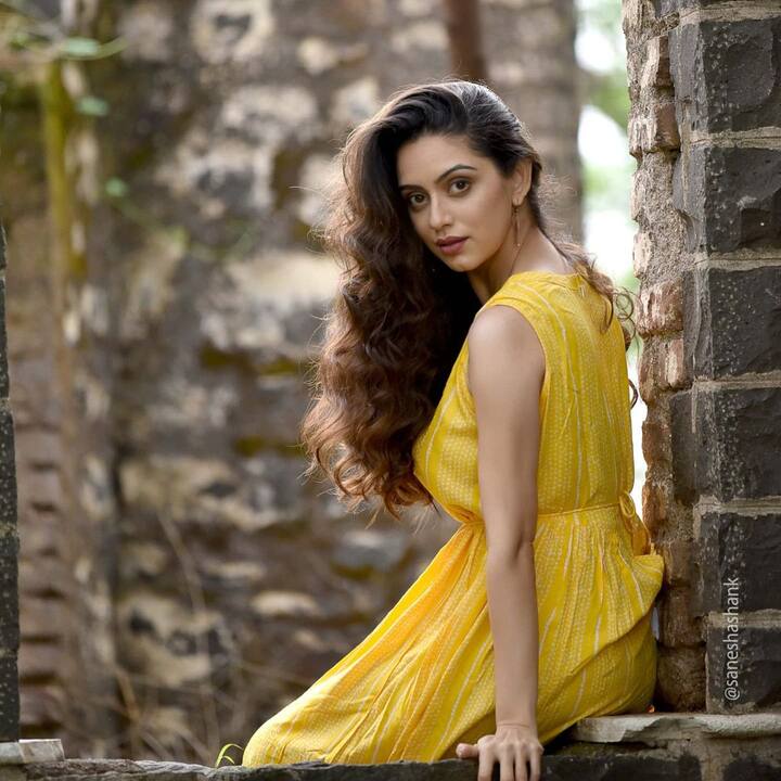 उत्तम अभिनय आणि त्यासोबतच श्रुतीच्या बोल्ड आणि बिंधास्त लूकची सोशल मीडियावर कायमच चर्चा रंगत असते. (photo: shrumarathe/ig)