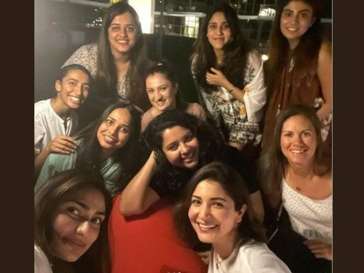 इसी क्रम में हमारे क्रिकेटर्स की वाइफ और गर्लफ्रेंड्स की कुछ तस्वीरें सोशल मीडिया पर खासी वायरल हो रहीं हैं. इन तस्वीरों में आथिया शेट्टी (Athiya Shetty) से लेकर अनुष्का शर्मा (Anushka Sharma) तक नजर आ रही हैं. अनुष्का यहां विराट कोहली और बेटी वामिका के बिना अपनी गर्लगैंग के साथ क्वालिटी टाइम स्पेंड करती दिख रही हैं.