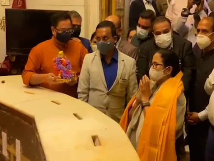 Mamata Banerjee On Mumbai Visit says jay maratha jay banga west bengal Mamata Banerjee Mumbai Visit : ममता बॅनर्जींचा 'जय मराठा, जय बांगला'चा नारा, सिद्धिविनायकाचं घेतलं दर्शन