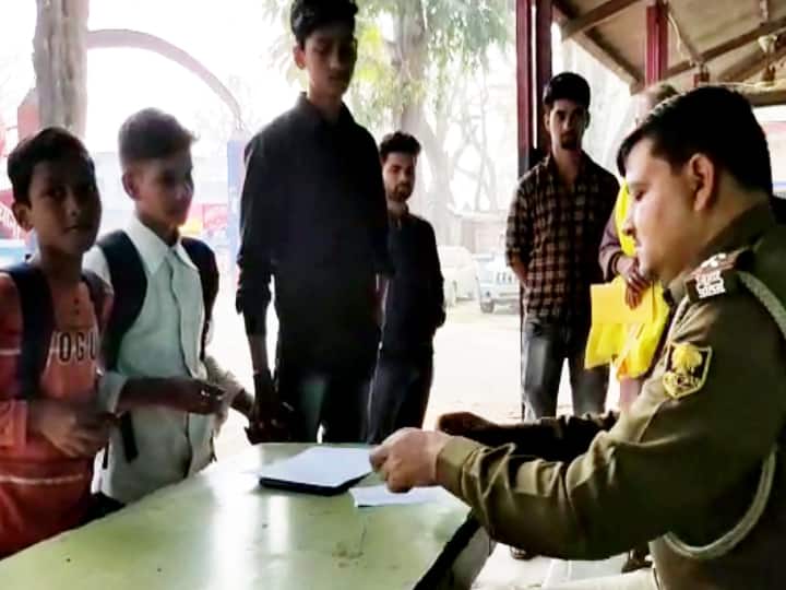 students reached mashrakh police station chapra to complain against headmaster of school, know in details ann Bihar News: छात्रों ने लगाई मास्टर जी की 'क्लास', नाराज होकर स्कूल में लगाया ताला, फिर सीधे पहुंच गए थाना