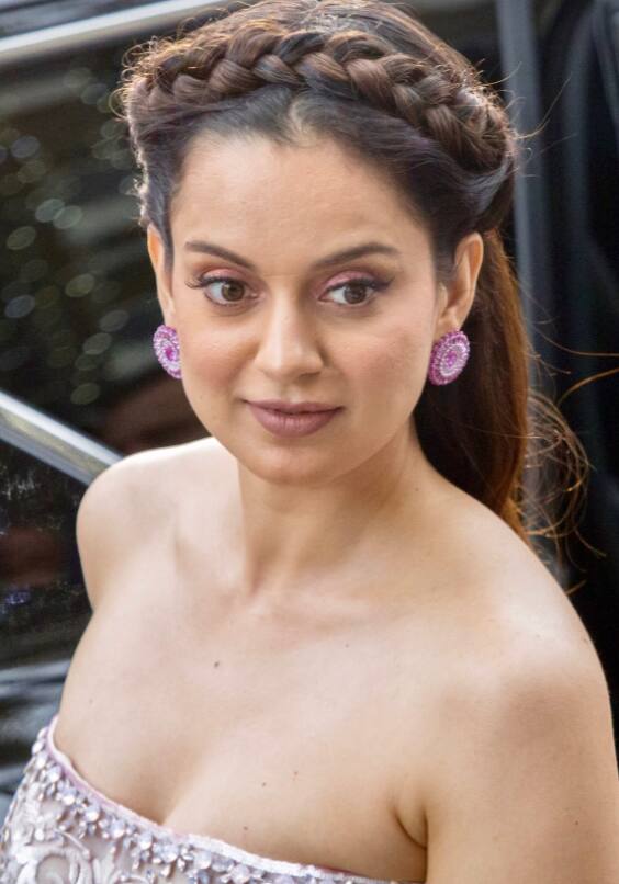 ਕੰਗਨਾ ਅੱਗੇ ਲਿਖਦੀ ਹੈ, ''ਮੈਂ ਕਾਂਗਰਸ ਪ੍ਰਧਾਨ ਸ਼੍ਰੀਮਤੀ ਸੋਨੀਆ ਜੀ ਨੂੰ ਇਹ ਵੀ ਯਾਦ ਕਰਾਉਣਾ ਚਾਹਾਂਗੀ ਕਿ ਤੁਸੀਂ ਵੀ ਇੱਕ ਔਰਤ ਹੋ, ਤੁਹਾਡੀ ਸੱਸ ਇੰਦਰਾ ਗਾਂਧੀ ਜੀ ਨੇ ਆਖਰੀ ਦਮ ਤੱਕ ਇਸ ਅੱਤਵਾਦ ਖਿਲਾਫ ਜ਼ੋਰਦਾਰ ਲੜਾਈ ਲੜੀ। ਕਿਰਪਾ ਕਰਕੇ ਆਪਣੇ ਪੰਜਾਬ ਦੇ ਮੁੱਖ ਮੰਤਰੀ ਨੂੰ ਹਦਾਇਤ ਦਿਓ ਕਿ ਉਹ ਅਜਿਹੀਆਂ ਅੱਤਵਾਦੀ, ਵਿਘਨਕਾਰੀ ਤੇ ਦੇਸ਼ ਵਿਰੋਧੀ ਤਾਕਤਾਂ ਦੀਆਂ ਧਮਕੀਆਂ 'ਤੇ ਤੁਰੰਤ ਕਾਰਵਾਈ ਕਰਨ।