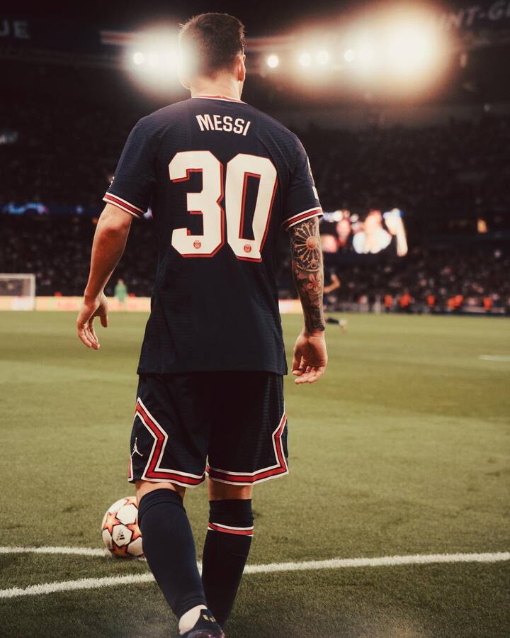 रोनाल्डोनं 2008, 2013, 2014, 2016, 2017 मध्ये 'बॅलन डी'ओर आपल्या नावे केला आहे. (Photo:@leomessi/FB)