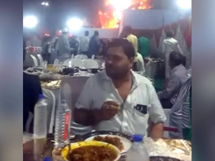 marriage hall fire viral video people enjoying food bridegroom rescue Maharashtra thane Viral Video: मैरिज हॉल में लगी भयानक आग लेकिन खाना खाने में जुटे रहे मेहमान, वीडियो हुआ वायरल