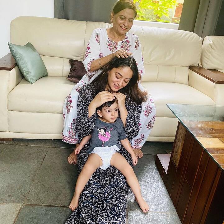 बिग बॉस के कंटेस्टेंट रहे जय भानुशाली की पत्नी माही विज भी इन दिनों अपने परिवार का ध्यान रखती हैं. माही और उनकी सास अनु भानुशाली के बीच काफी अच्छे रिश्ते हैं. दोनों मां बेटी जैसा रिलेशन शेयर करती हैं.