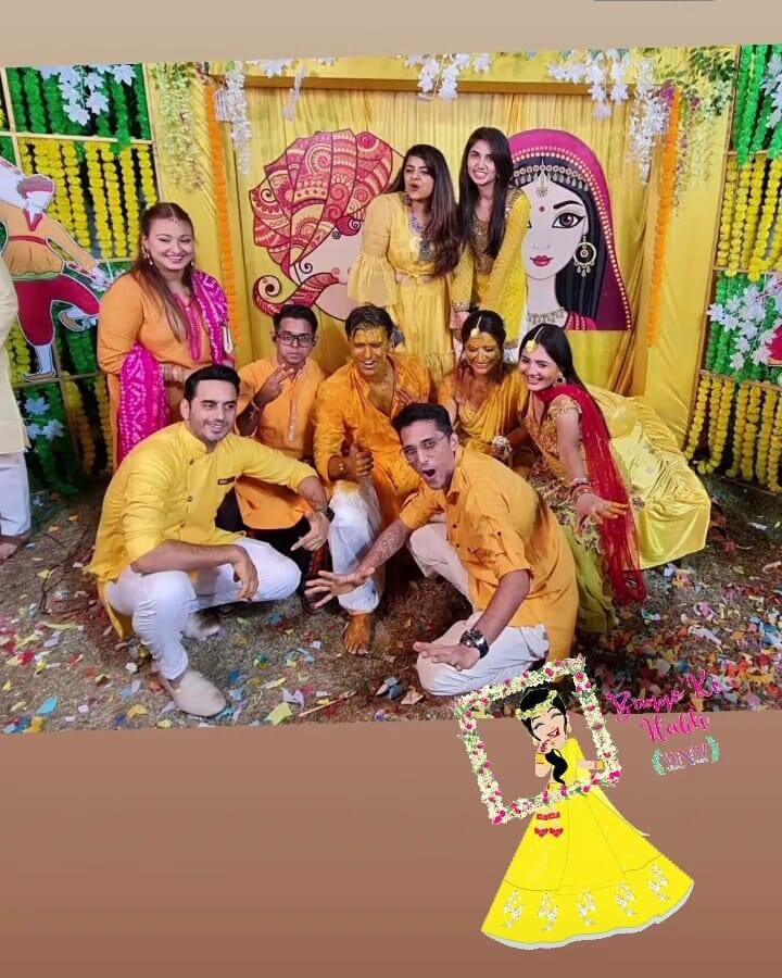 पूरे घर की सजावट पीले रंग के फूलों से की गई थी. नील और ऐश्वर्या के साथ घर के बाकी सदस्य भी पीले रंग के कपड़ो में ही नजर आए.