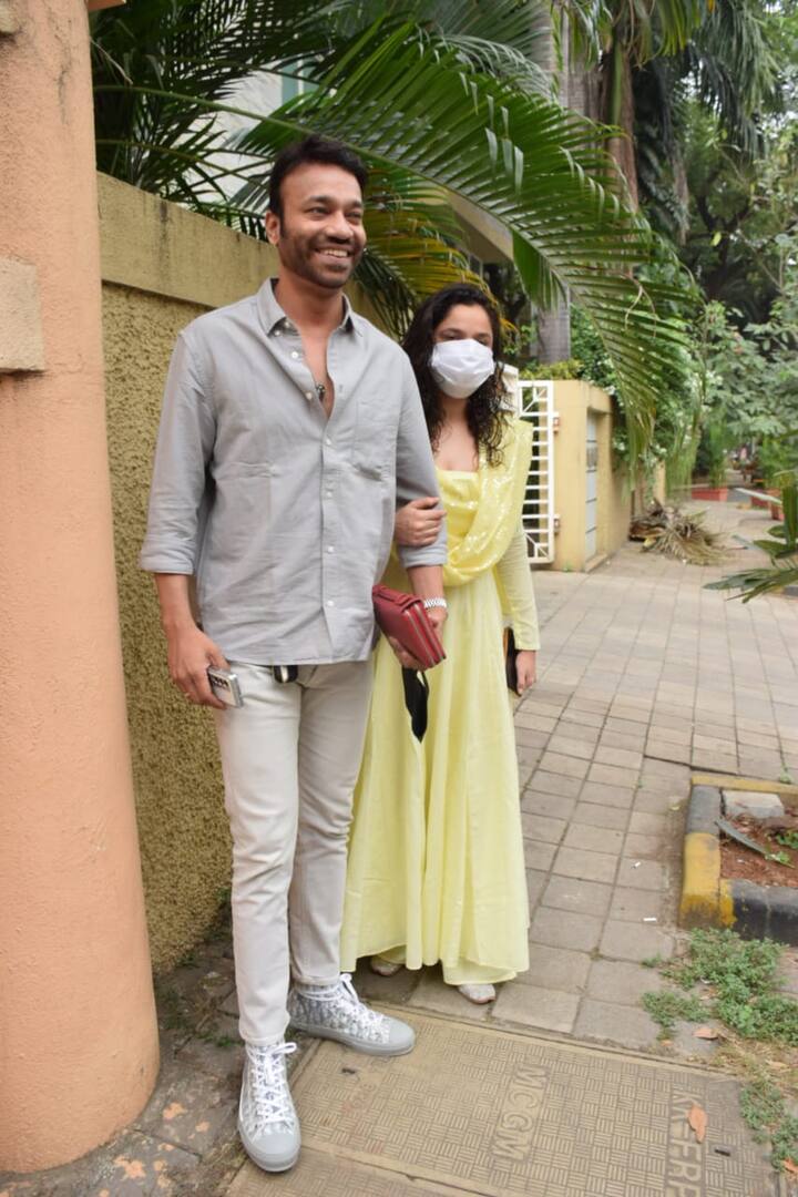 शादी का कार्ड बांटने के लिए निकले अंकिता और विक्की की कुछ तस्वीरें हम आपके लिए लेकर आए हैं जिन्हें आप आगे की स्लाइड्स में देख सकते हैं.