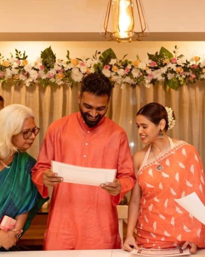 तमाम दिखावों से दूर दोनों ने घर अपने परिवार की मौजूदगी में एक दूसरे से शादी रचाई है.