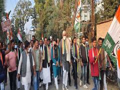 Chhattisgarh News: मोदी सरकार की नाकामी गिनाने के लिए 8 किलोमीटर पैदल चले स्वास्थ मंत्री, जानिए लोगों से क्या-क्या कहा