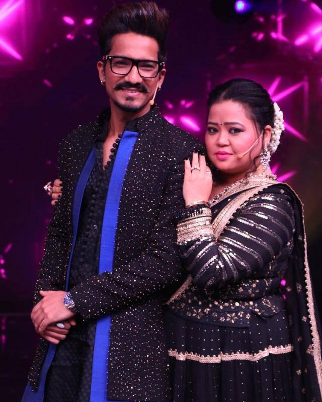 भारती सिंह: कॉमेडियन भारती सिंह की शादी राइटर हर्ष लिंबाचिया से हुई है. आपको बता दें कि भारती और हर्ष की मुलाकात कॉमेडी सर्कस के सेट्स पर हुई थी. कहते हैं कि हर्ष लिंबाचिया ही भारती के लिए स्क्रिप्ट लिखने का काम करते थे. भारती और हर्ष ने साल 2017 में सात फेरे लिए थे.