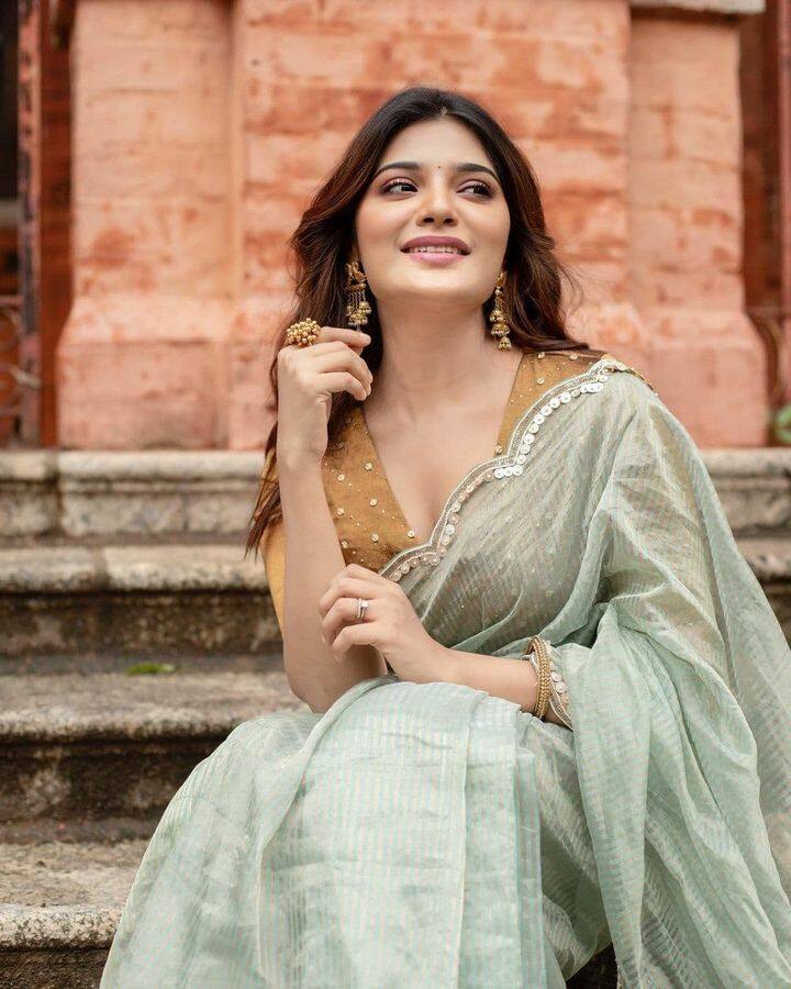 ஒரு துளி ஒரு துளி சிறு துளி வழிகிறதே விழி வழி