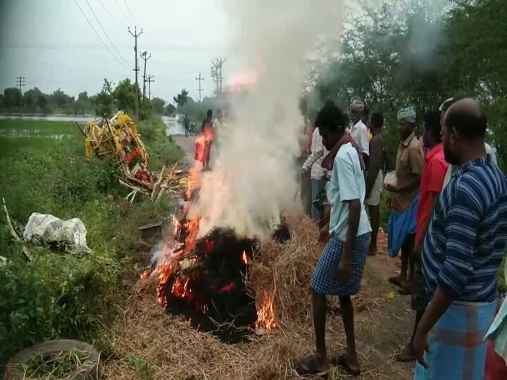 Cuddalore: Fire engulfed the area near Viruthachalam - relatives cremated the body on the road விருத்தாசலம் அருகே சுடுகாட்டை சூழந்த வெள்ளம் - சாலையில் பிணத்தை எரித்த உறவினர்கள்