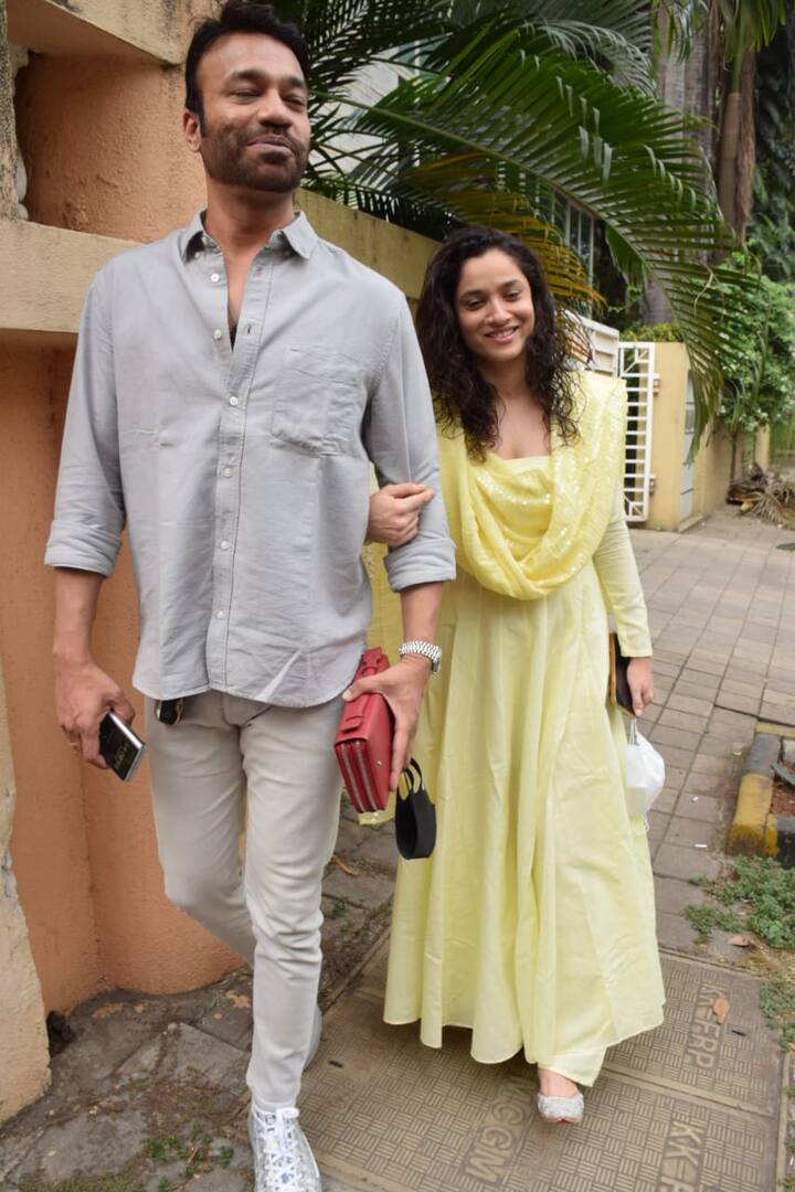 इस दौरान अंकिता और विक्की काफी खुश और एक्साइटेड दिखाई दे रहे थे.