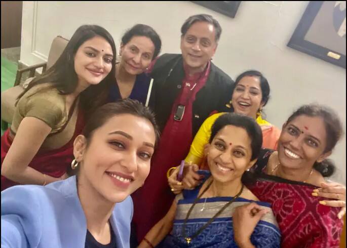 Tharoor's selfie with six women MPs with 'attractive place to work' tweet sparks row Shashi Tharoor : सहा महिला खासदारांसोबतच्या फोटोनंतर शशी थरुर ट्रोल, द्यावं लागलं स्पष्टीकरण