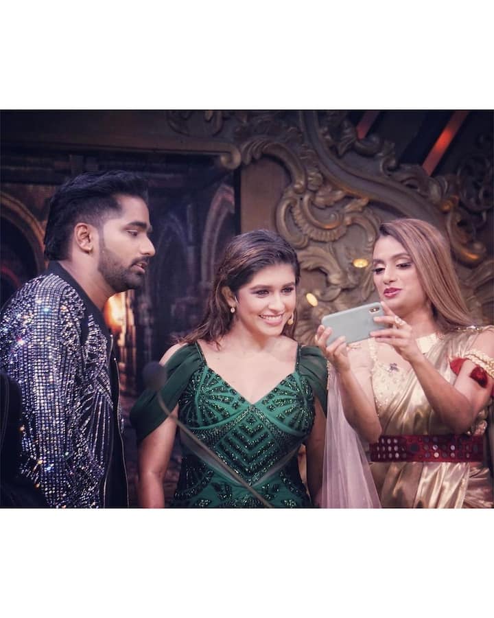 अभिनेत्री संस्कृती बालगुडे सोशल मीडियावर कायम चर्चेत असते, अभिनय क्षेत्रासोबतच संस्कृतीने नृत्यांगना म्हणूनही नाव कमावलं आहे.नुकतंच तिने इन्स्टाग्रामवर एका फोटोशूटचे फोटो शेअर केले आहेत. (photo: sanskruti_balgude_official/ig)