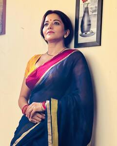 Monalisa Photos: मांग में सिंदूर, माथे पर बिंदी और ब्लू साड़ी में Monalisa का देसी अंदाज देख फैंस के दिलों की धड़कनें हुई तेज, देखें फोटो