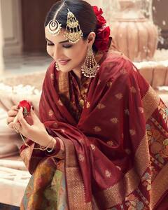 Jasmin Bhasin Traditional Look: माथे पर टीका, कानों में झुमके, बालों में गुलाब के फूल सजाकर खूब शर्माईं Jasmin Bhasin