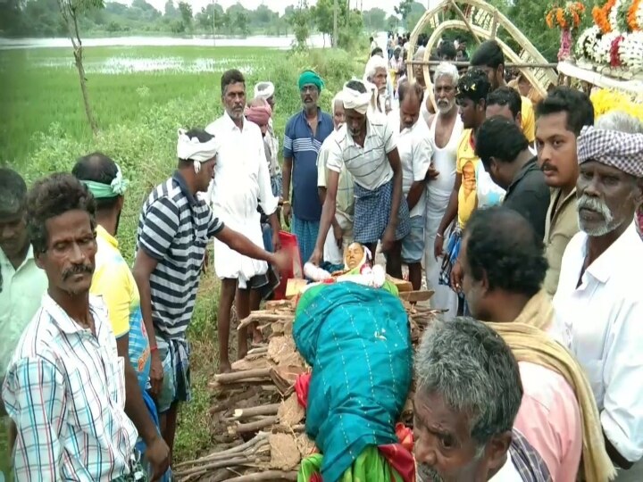 விருத்தாசலம் அருகே சுடுகாட்டை சூழந்த வெள்ளம் - சாலையில் பிணத்தை எரித்த உறவினர்கள்