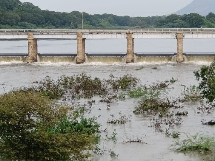 தூத்துக்குடி: ஸ்ரீவைகுண்டம் தடுப்பணையை தாண்டி வீணாக கடலில் கடக்கும் மழை நீர்