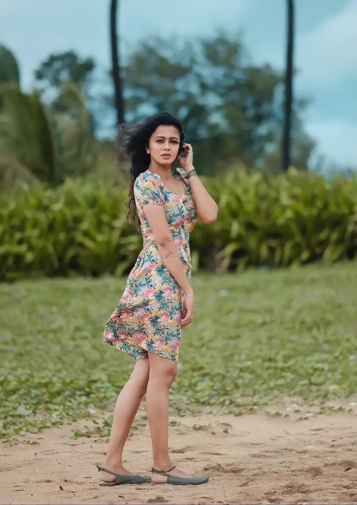 அஹ தொட்டு தொட்டு பாடு, எதுக்கு கட்டுப்பாடு, நீ வந்து வந்து தேடு, அஹ கிட்ட கிட்ட சூடு