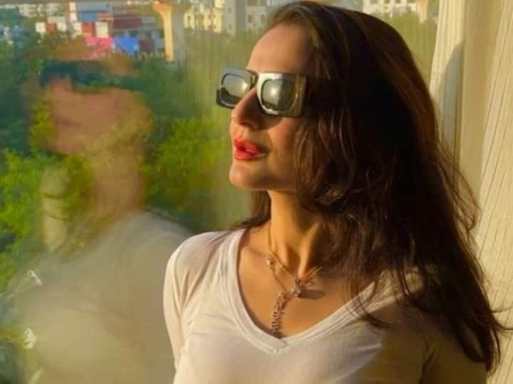 cheating case registered against bollywood actress ameesha patel in madhya pradesh મોટી રકમ વસૂલી હોવા છતાં ચાલુ શૉએ ભાગી ગઇ બૉલીવુડની આ હૉટ એક્ટ્રેસ, સામાજિક કાર્યકરે નોંધાવી ફરિયાદ